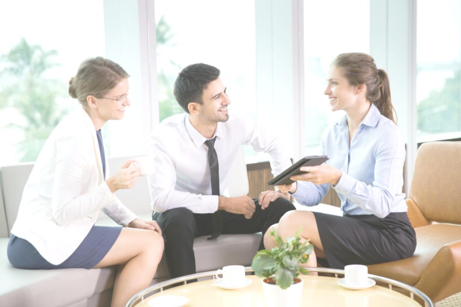 Teilnehmer lernen praktische Finanzplanung in modernem Seminarraum