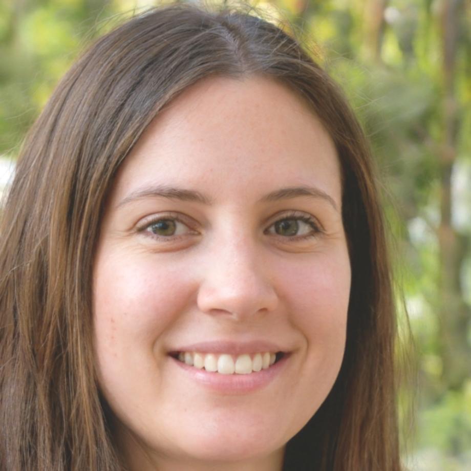 Kursteilnehmerin arbeitet konzentriert an ihrer persönlichen Finanzstrategie