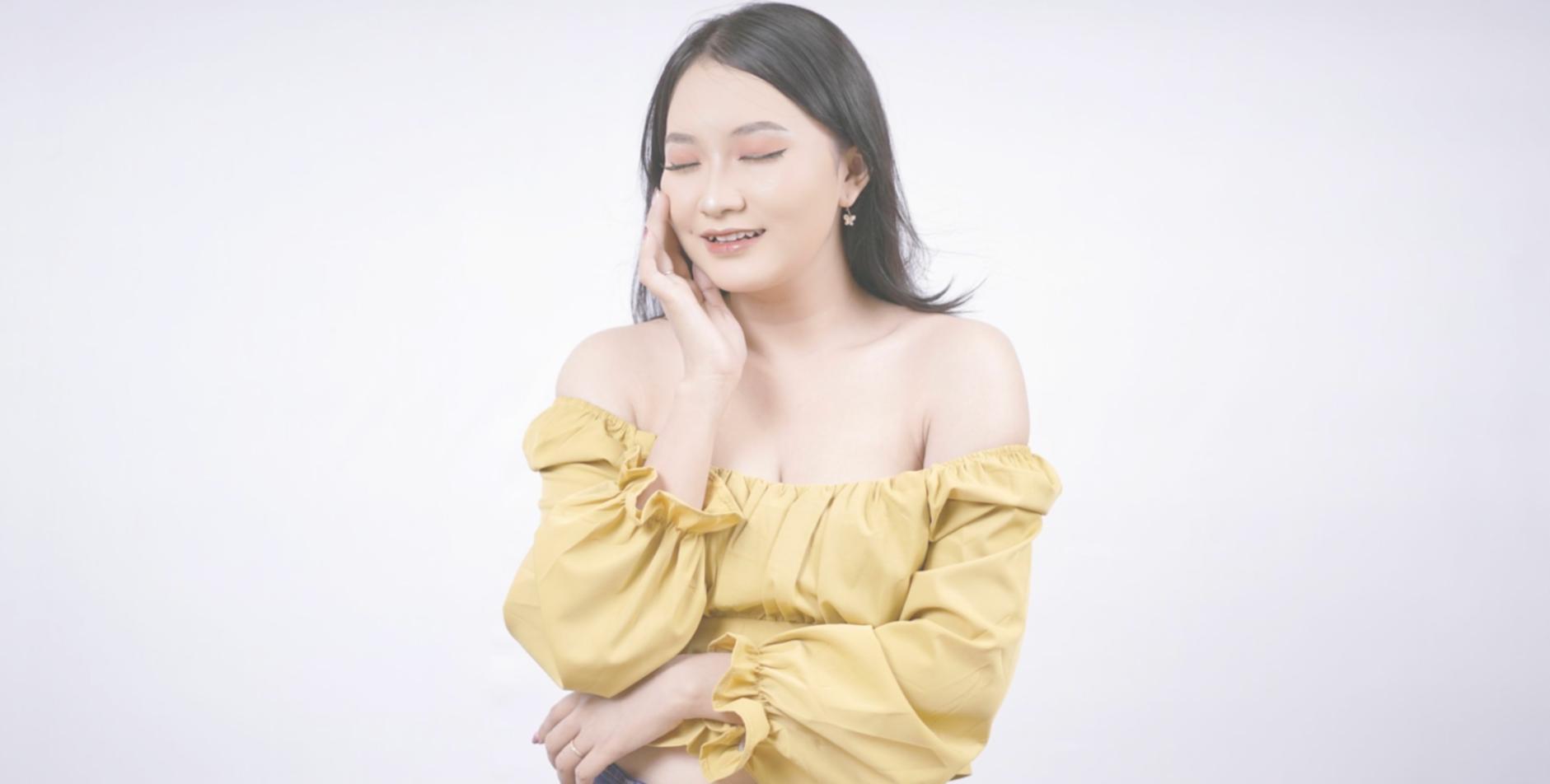 Teammeeting in modernem Büroraum mit Whiteboards und Finanzcharts