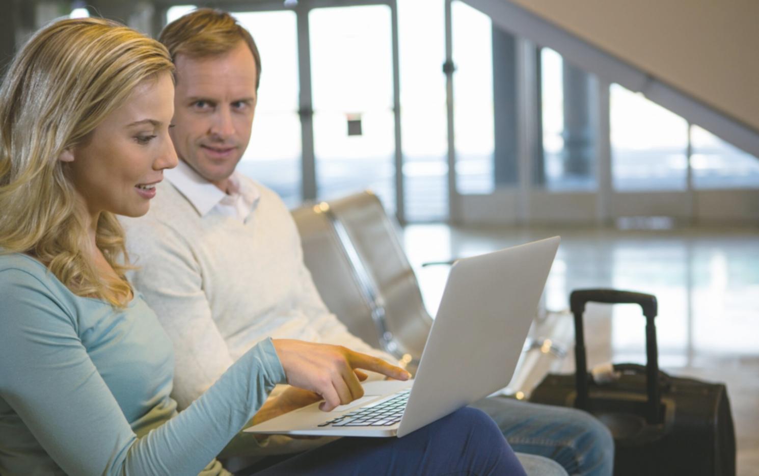 Geschäftsgespräch mit Dokumenten und Laptop auf einem Konferenztisch